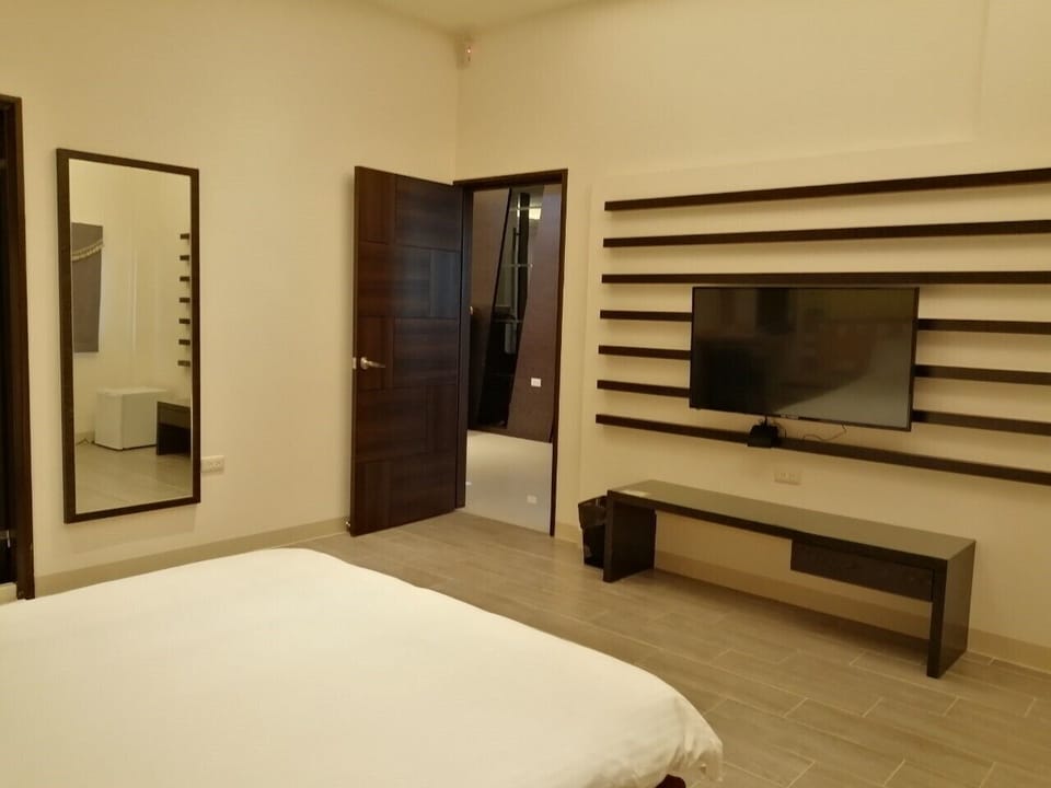 Comfort Double Room, 1 Double Bed | Individually furnished, desk, blackout drapes, rollaway beds