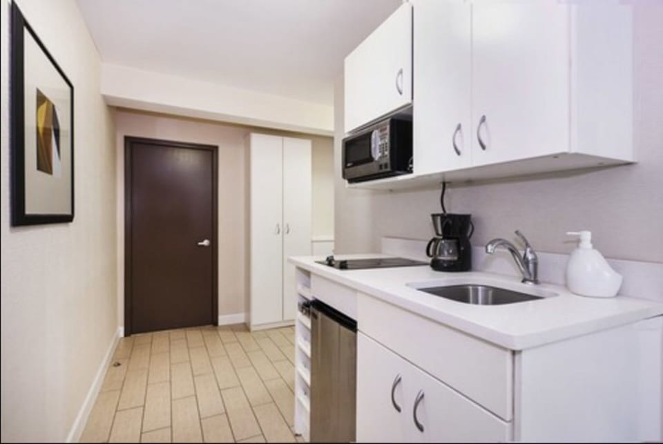 Deluxe Room, 1 Queen Bed | Down comforters, desk, blackout drapes, iron/ironing board