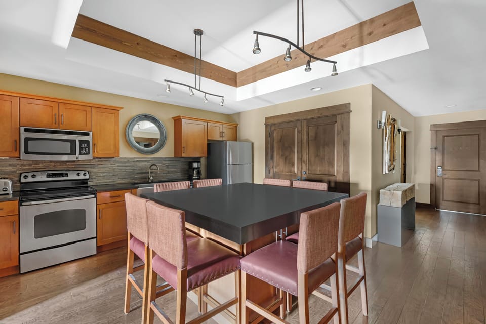 3 BEDROOM 1 KING 2 QUEEN SUITE W/SOFABED | Private kitchen | Coffee/tea maker, microwave, paper towels