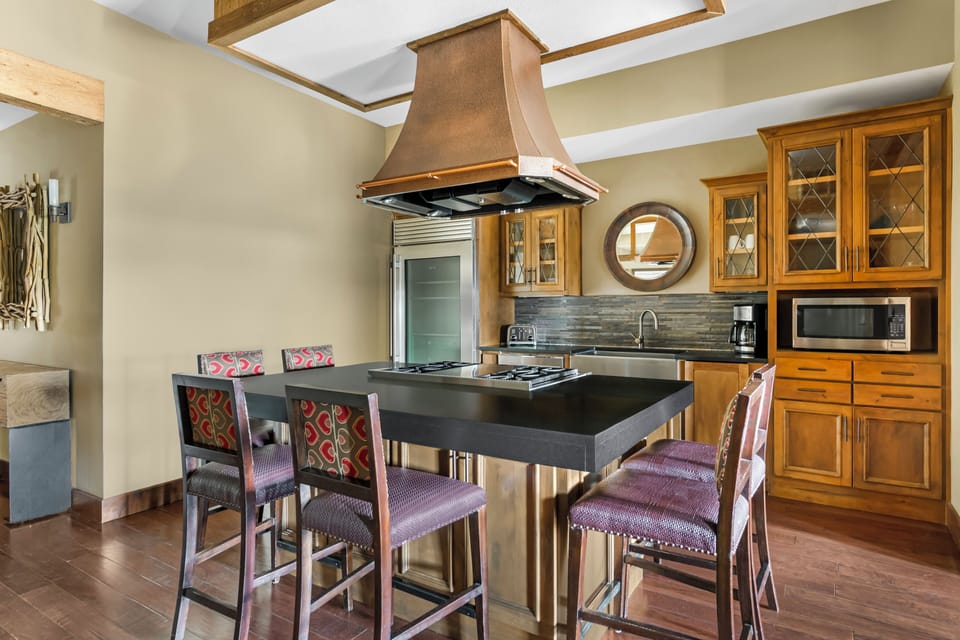 3 BEDROOM 3KG OR 2KG 1 QN PRESIDENTIAL SUITE | Private kitchen | Coffee/tea maker, microwave, paper towels