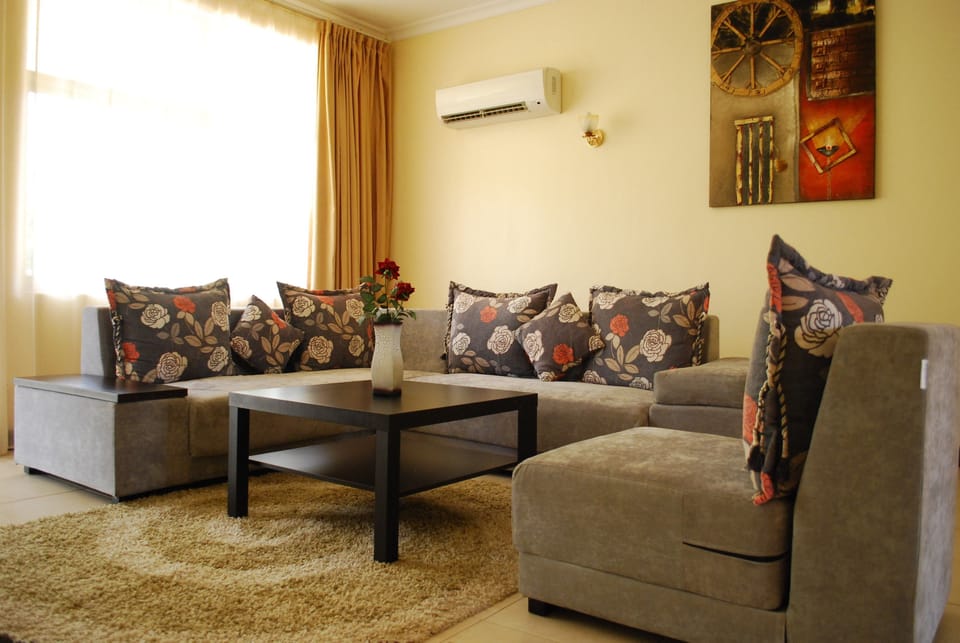 Suite | Living room | 32-inch flat-screen TV with satellite channels, TV