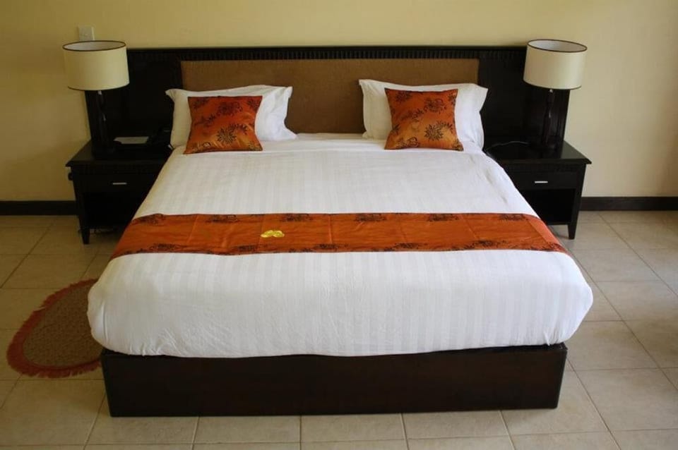 In-room safe, desk, rollaway beds (surcharge), WiFi (free)