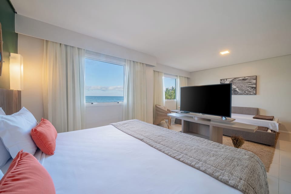 Master Suite with Bathtub | In-room safe, desk, free WiFi, bed sheets