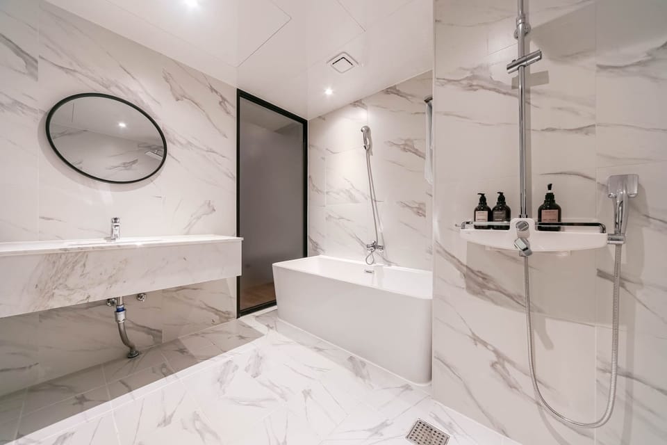 Royal Room | Bathroom | Shower, free toiletries, hair dryer, slippers