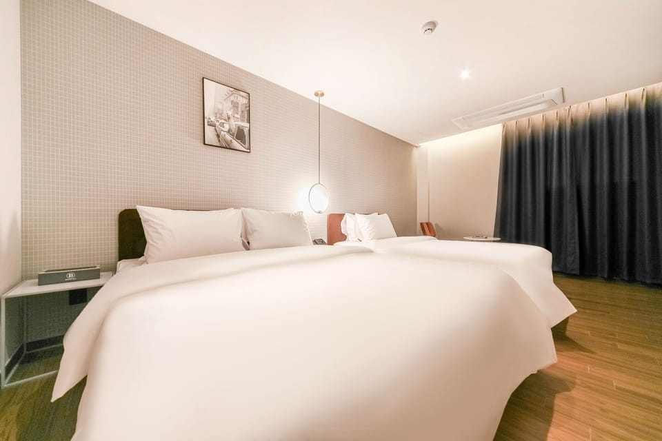 Royal Room | Desk, blackout drapes, free WiFi, bed sheets