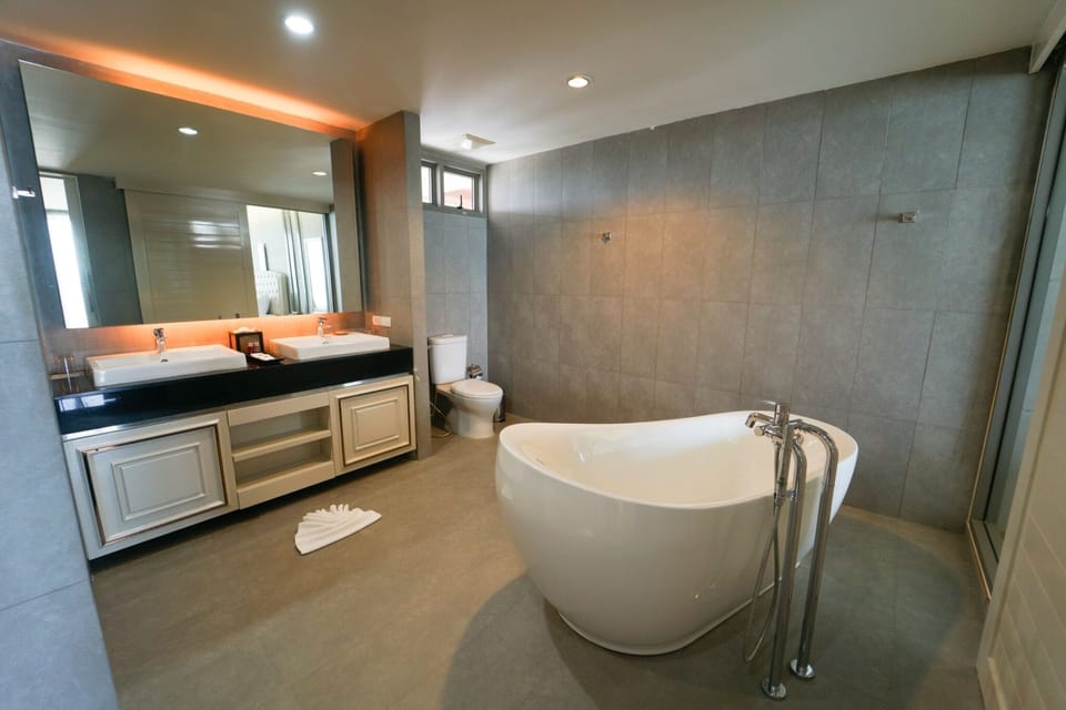 Room | Deep soaking bathtub