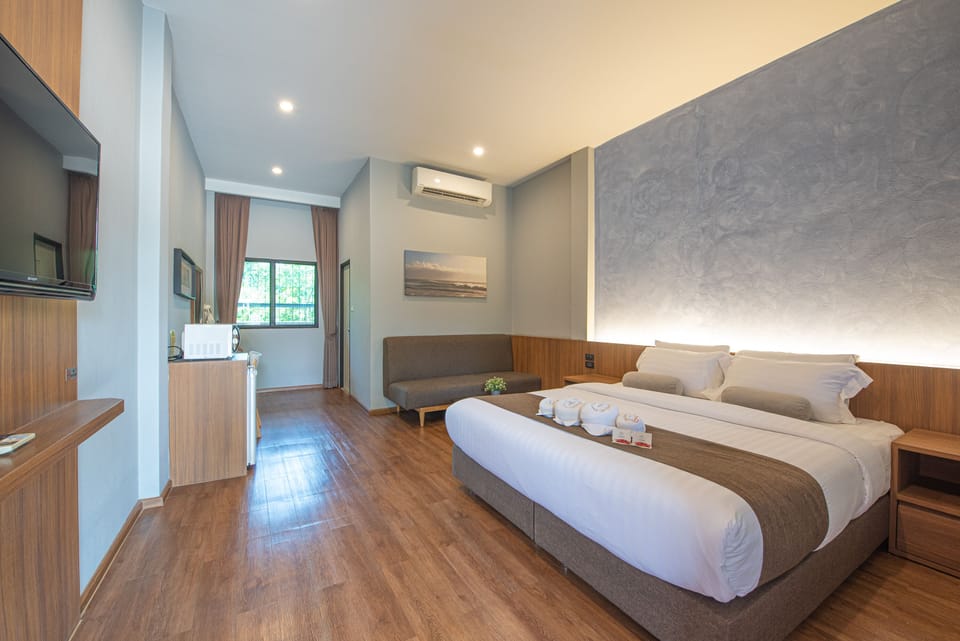 Suite, 1 Double Bed, Garden View | Free WiFi, bed sheets
