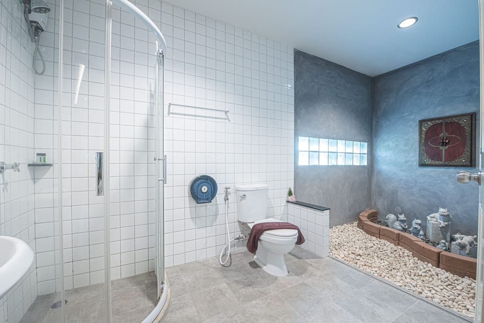Shower, hydromassage showerhead, free toiletries, towels