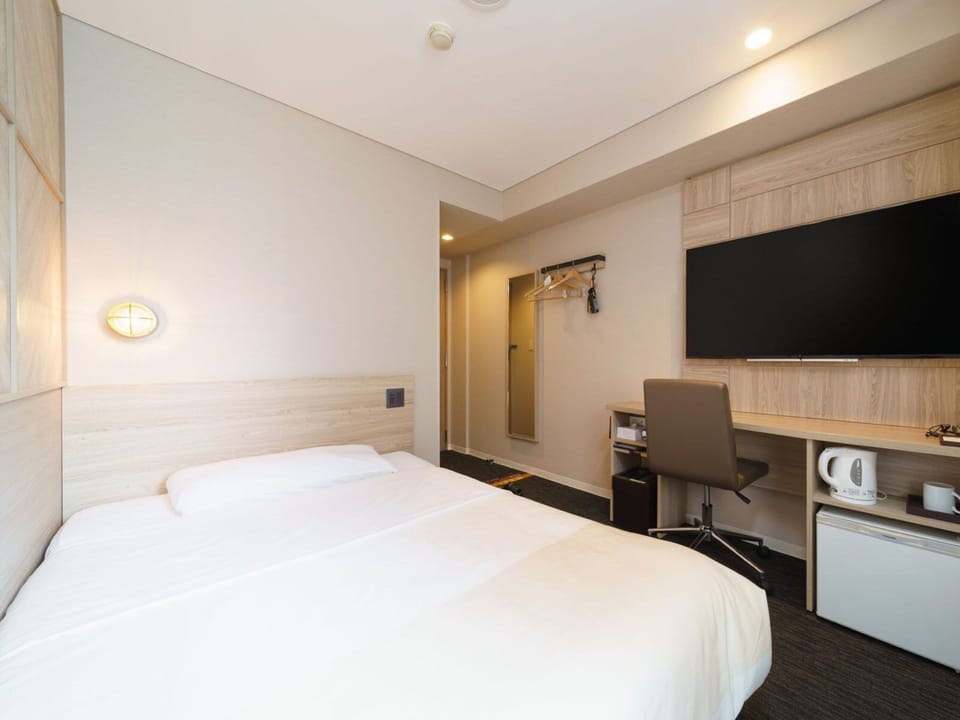 Desk, laptop workspace, WiFi (free), bed sheets
