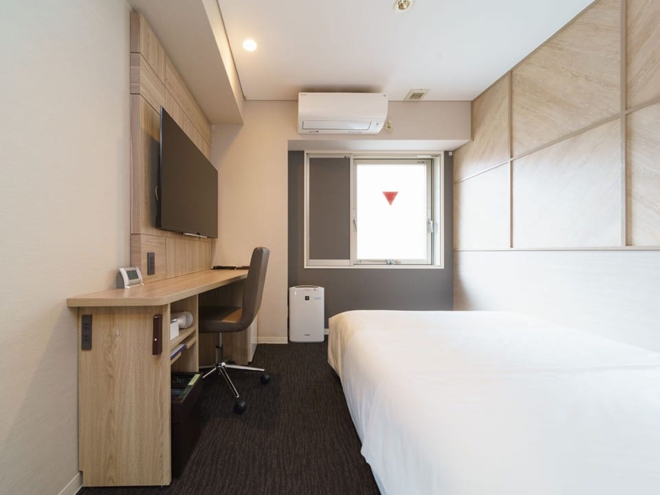 Desk, laptop workspace, WiFi (free), bed sheets