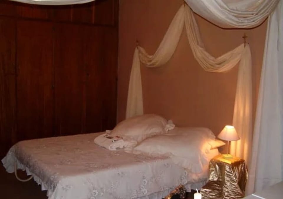 Double Room | Desk, bed sheets