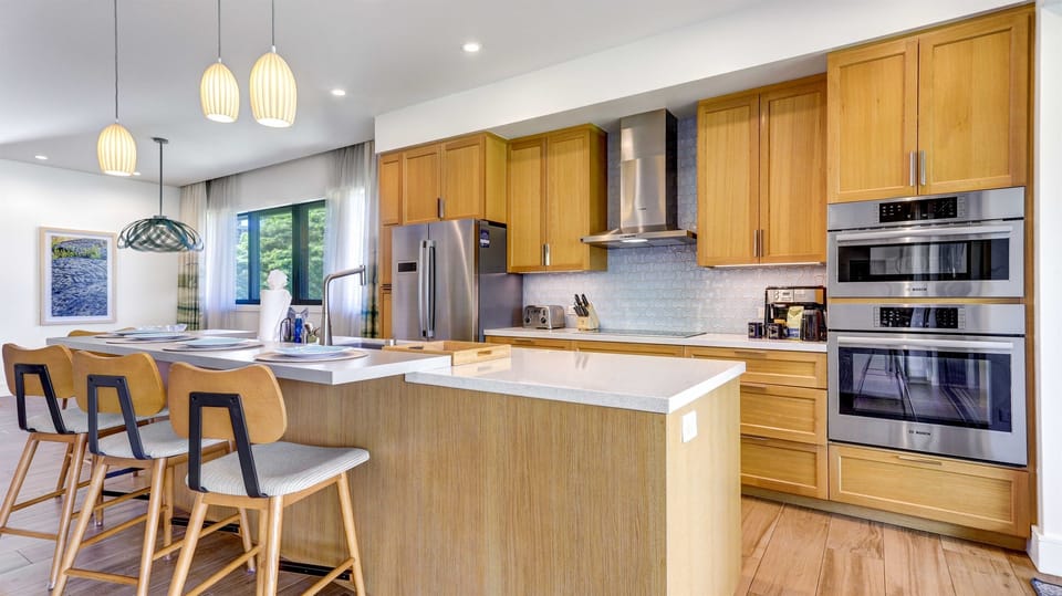 Cook a gourmet meal in this fully stocked kitchen with electric cooktop & oven
