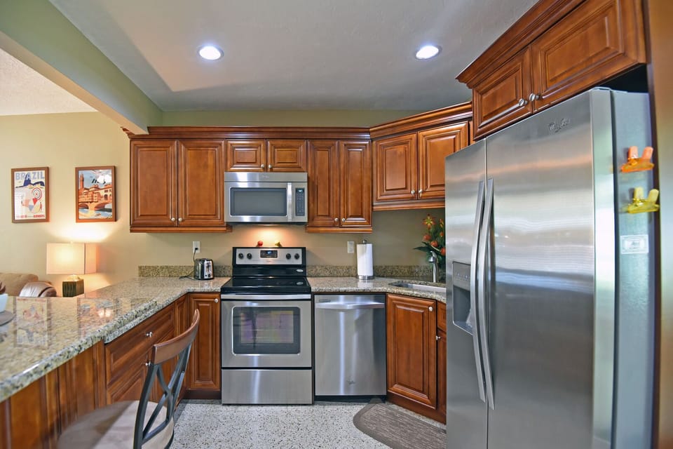 Full Kitchen, new appliances, granite counter tops
