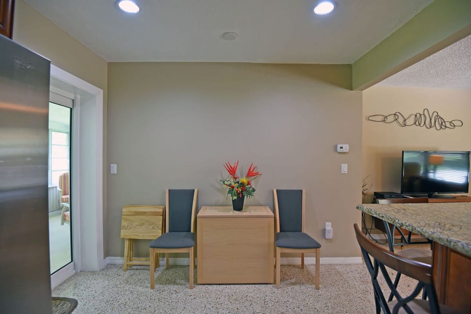 Full Kitchen, new appliances, granite counter tops