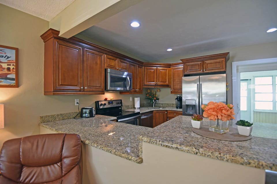 Full Kitchen, new appliances, granite counter tops