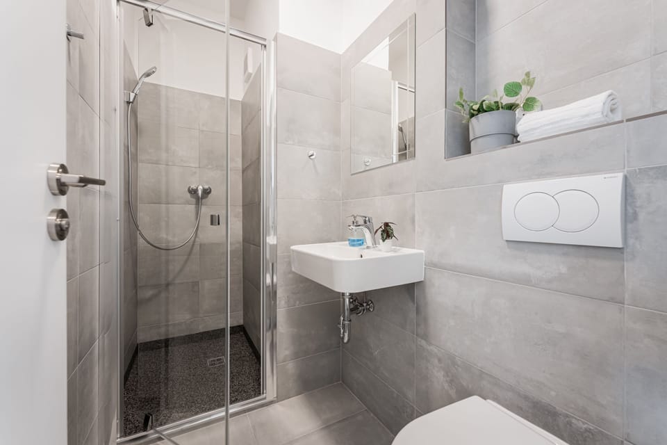 Basic Double or Twin Room, 2 Twin Beds | Bathroom | Shower, rainfall showerhead, hair dryer, towels