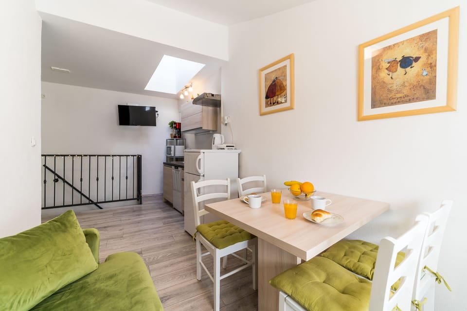 Apartment (Superior 2 Bedroom Apt with City View) | Living room | TV