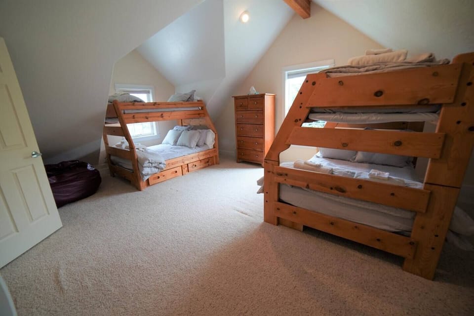 Upper bunk room has two twin-over-full bunks so everyone can have a bed.