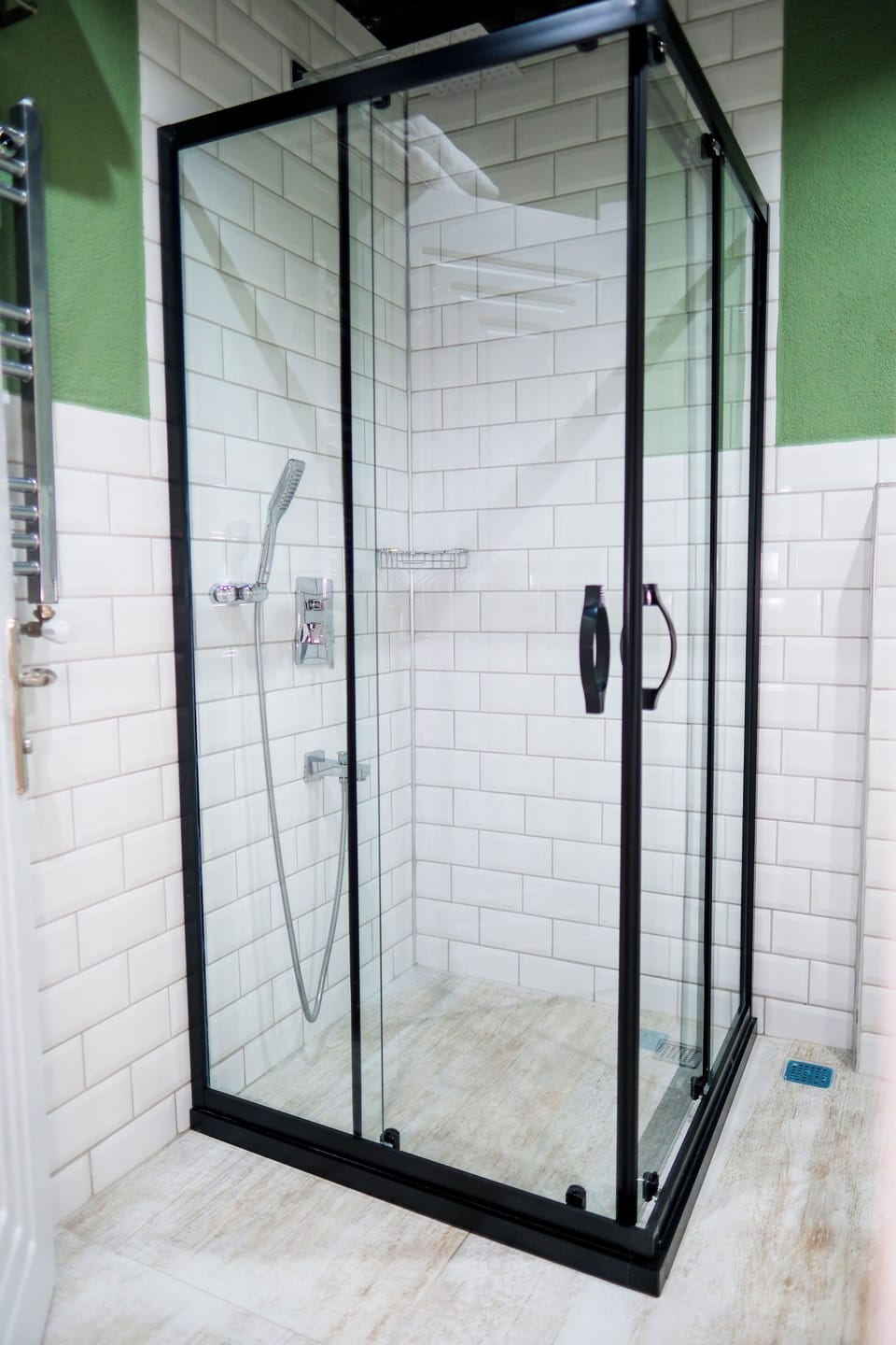 Shower, rainfall showerhead, free toiletries, hair dryer