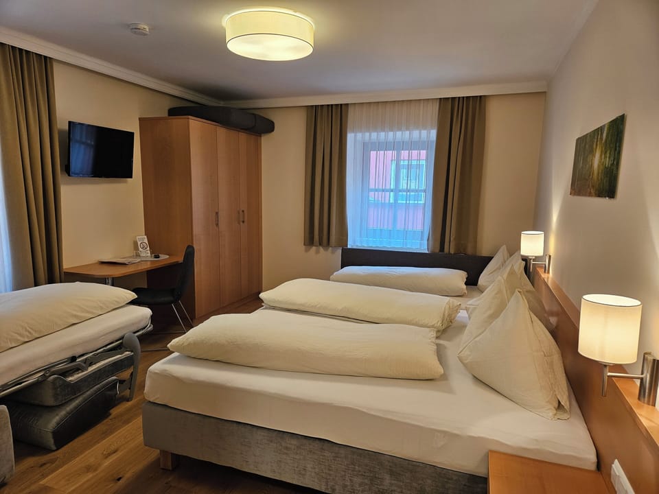 Quadruple Room | In-room safe, desk, free WiFi, bed sheets