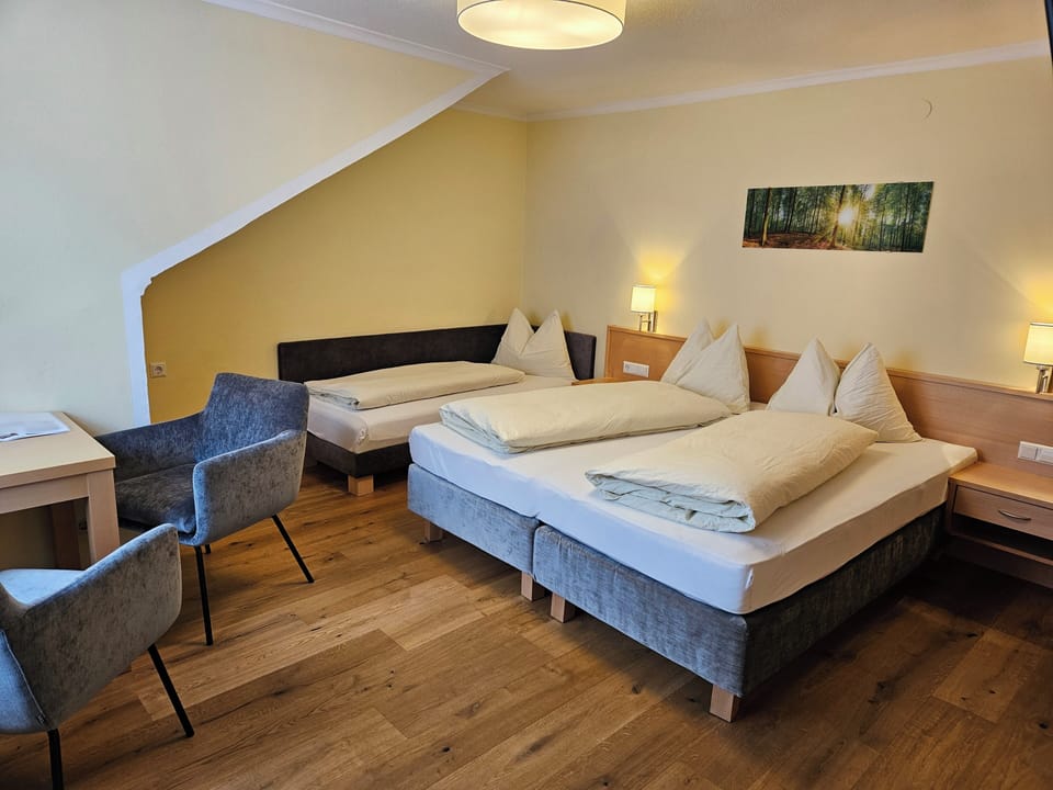 Triple Room | In-room safe, desk, WiFi (free), bed sheets