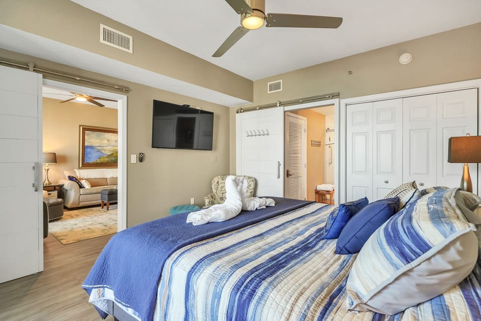 Master Bedroom - Gorgeous with plenty of space!