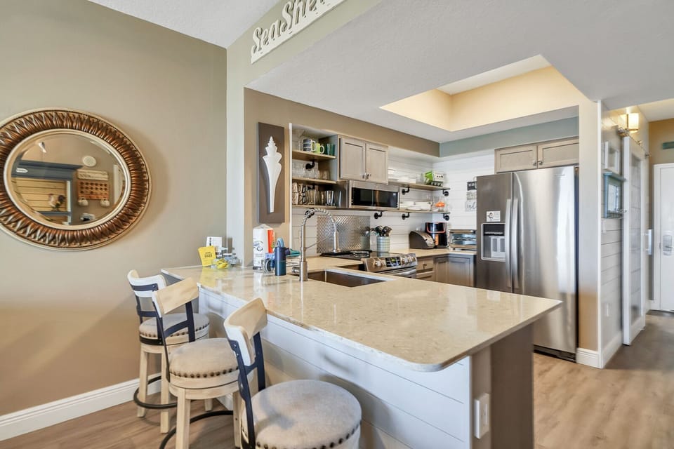 Kitchen Area - The breakfast bar and kitchen