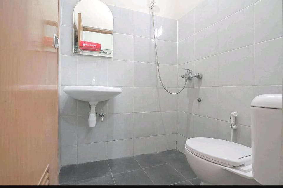 Deluxe Double Room, 1 Queen Bed | Bathroom | Shower, free toiletries, towels, soap