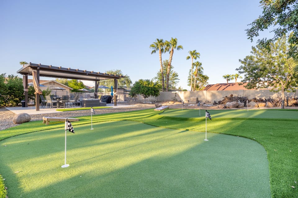 1500 Sq ft 2 putting greens and chipping areas New August 2022