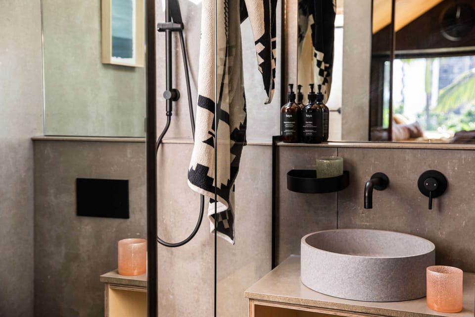 qtQT Cabin | Bathroom | Shower, free toiletries, hair dryer, bathrobes