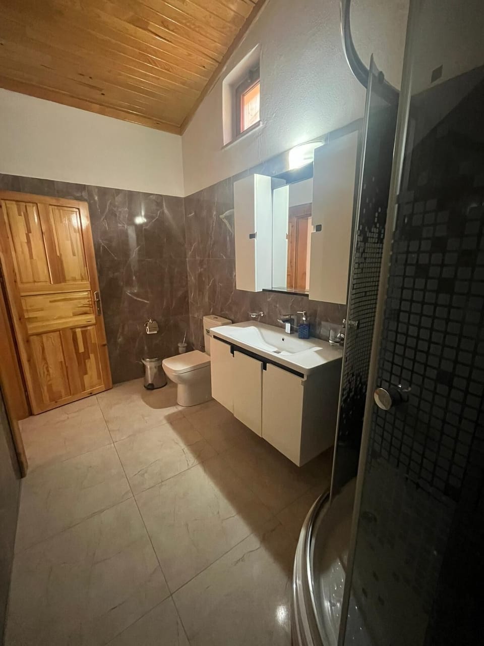 Standard Apartment | Bathroom | Shower, rainfall showerhead, hair dryer, towels