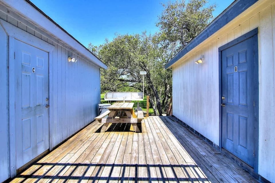 Shared Deck. 