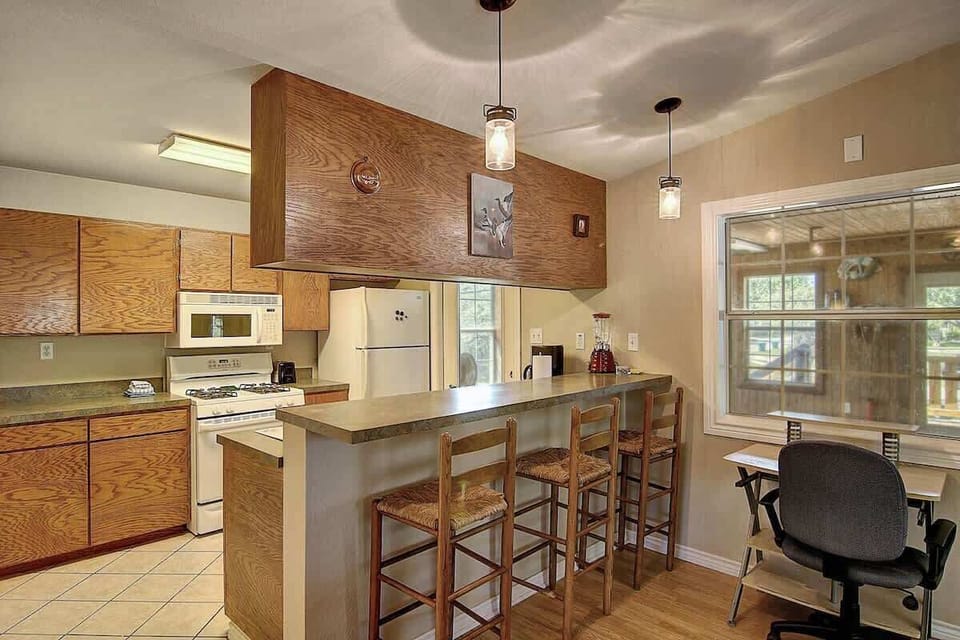 Kitchen and Bar. 