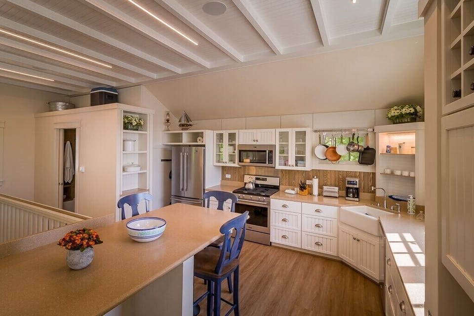 Kitchen, island sitting, fully equipped kitchen