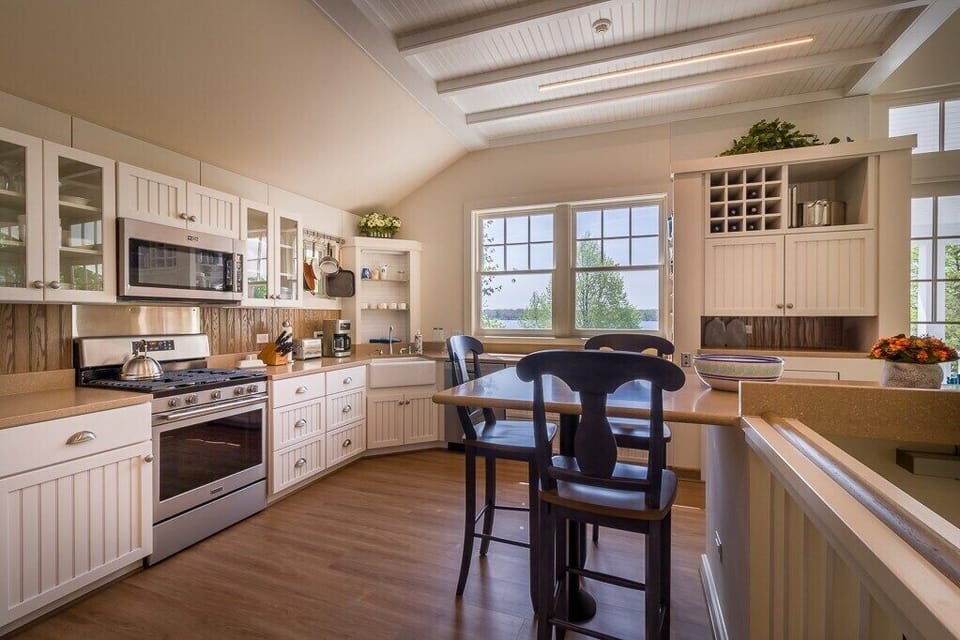 Kitchen, island sitting, fully equipped kitchen