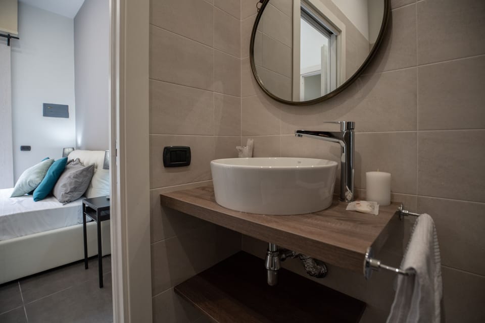 Deluxe Double Room (Castle View) | Bathroom sink
