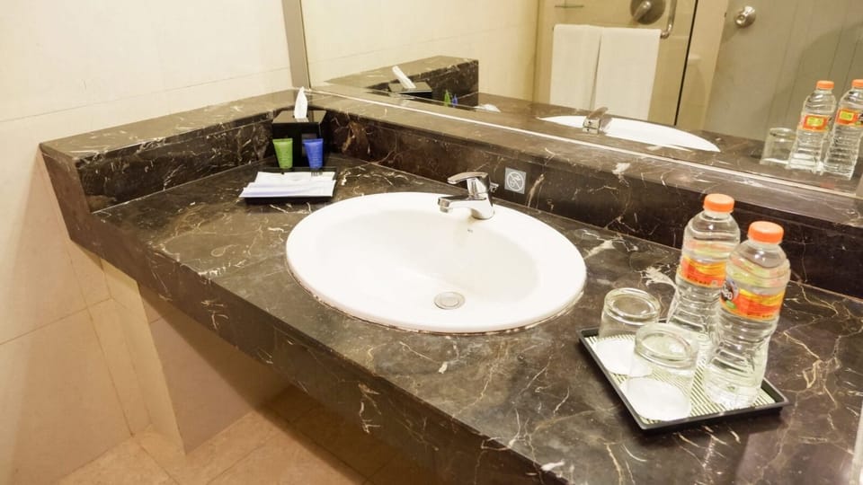 Superior Twin Room | Bathroom | Shower, free toiletries, hair dryer, slippers