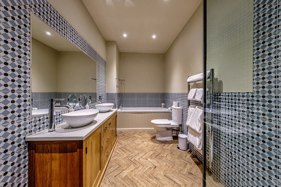 Deluxe Double Room | Bathroom | Rainfall showerhead, free toiletries, hair dryer, towels