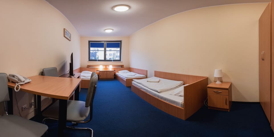 Triple Room | Iron/ironing board, bed sheets