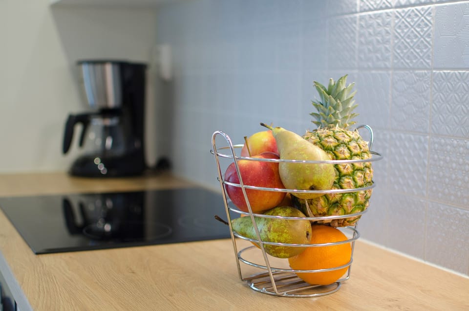 Full-size fridge, oven, stovetop, dishwasher