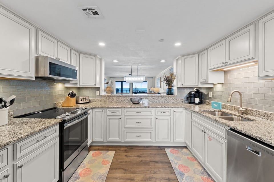 Kitchen - Spacious ktichen for the chef in the family!