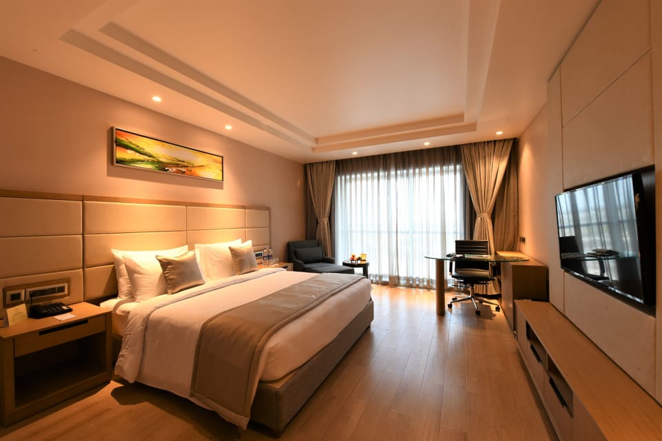 Winter Green Room | Egyptian cotton sheets, premium bedding, laptop workspace, free WiFi