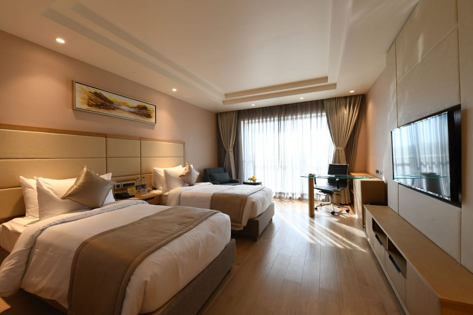 Winter Green Room | Egyptian cotton sheets, premium bedding, laptop workspace, free WiFi