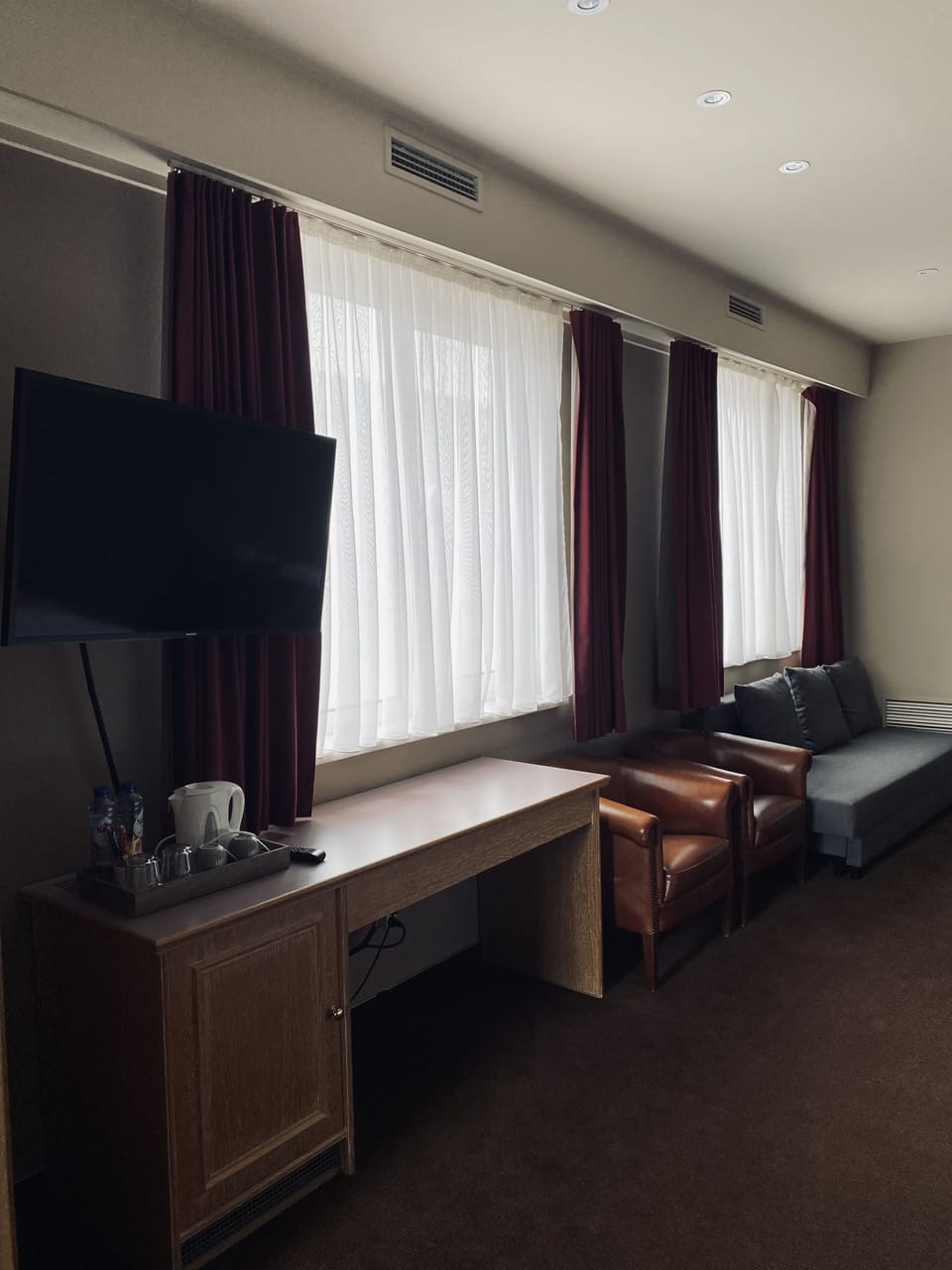 Deluxe Triple Room | Desk, laptop workspace, soundproofing, iron/ironing board