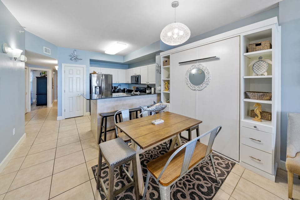 Sea-horsey Retreat | Dining & Kitchen Area