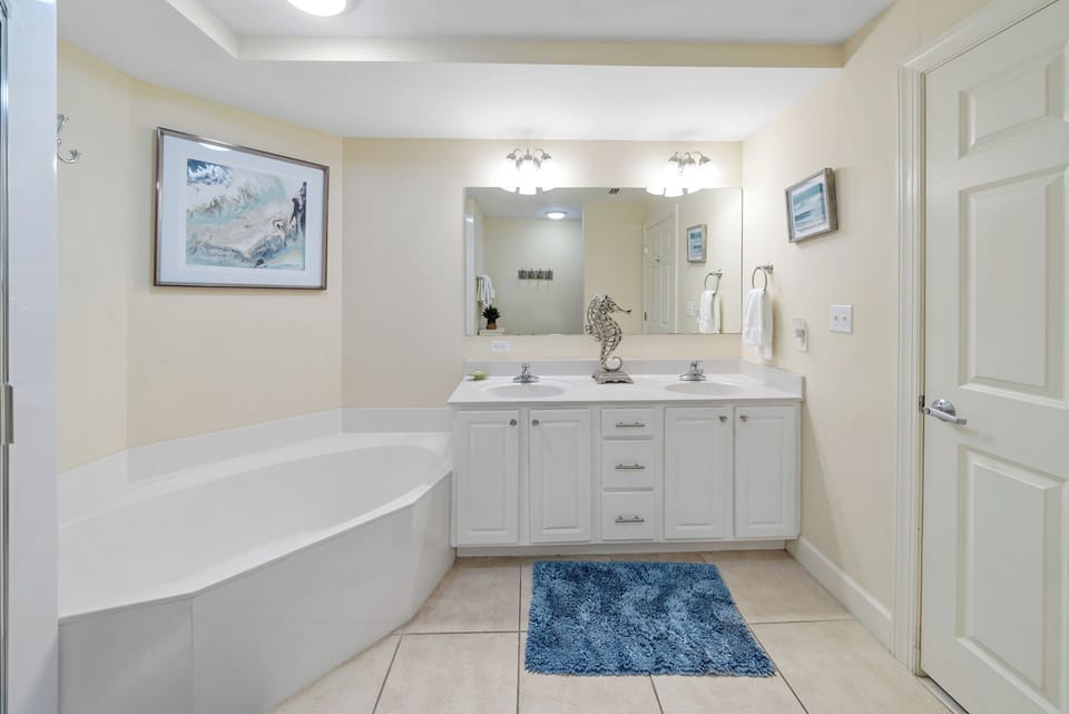 Sea-horsey Retreat | King Bathroom