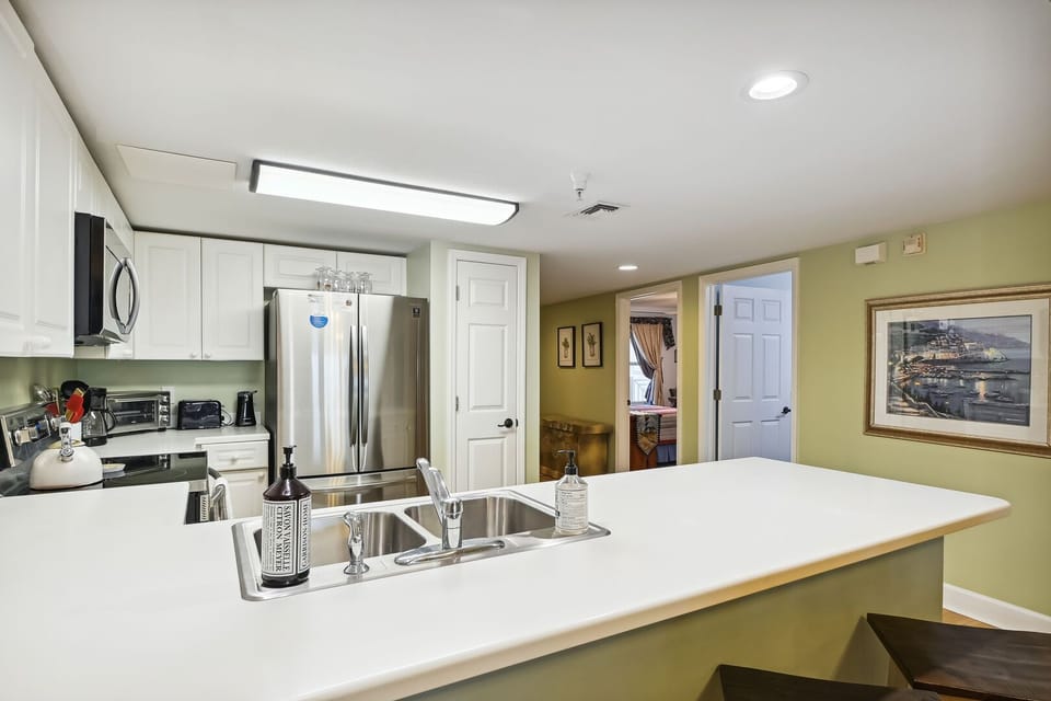 Eat-in kitchen bar seating
