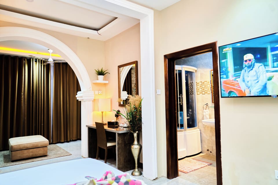 Executive Studio Suite | Desk, WiFi (free), individually decorated, individually furnished