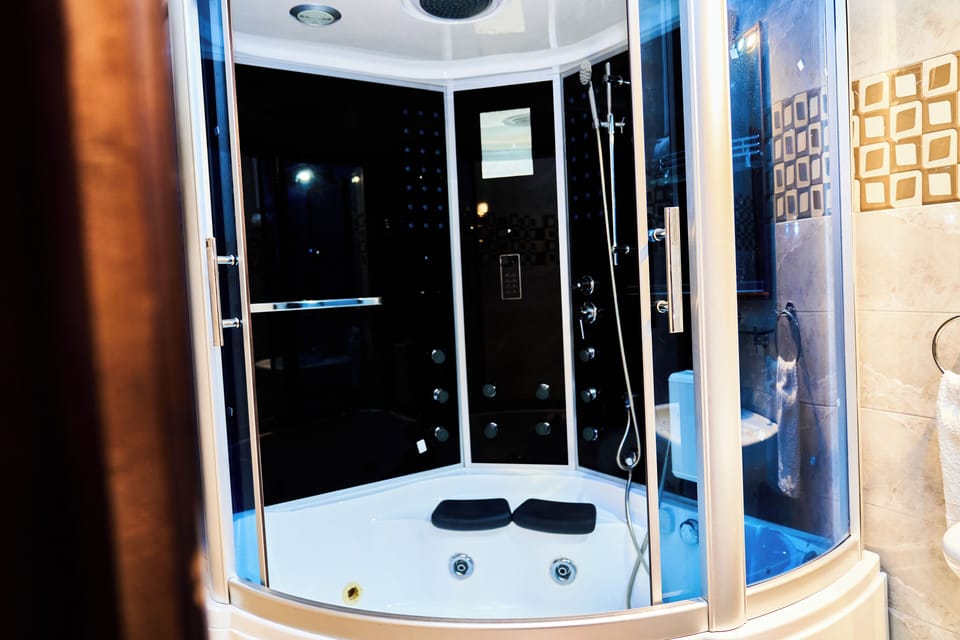 Executive Studio Suite | Bathroom | Free toiletries, towels