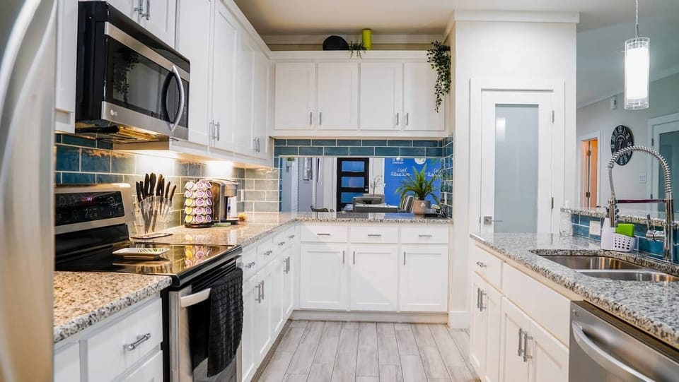Full size kitchen perfect to make all your favorite meals. 